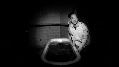 Straszna postać wychodząca z czarnej wody